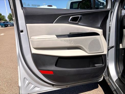 Used 2022 Kia Carnival LX FWD image 22