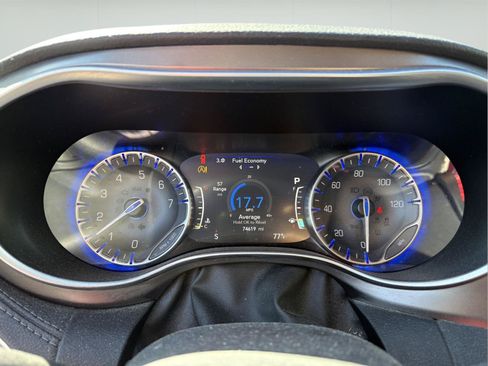 Used 2017 Chrysler Pacifica Limited FWD image 9