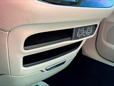 Used 2022 Chrysler Voyager LX image 28