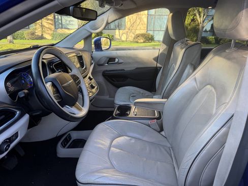 Used 2018 Chrysler Pacifica Limited w/ Advanced Safetytec Group image 11