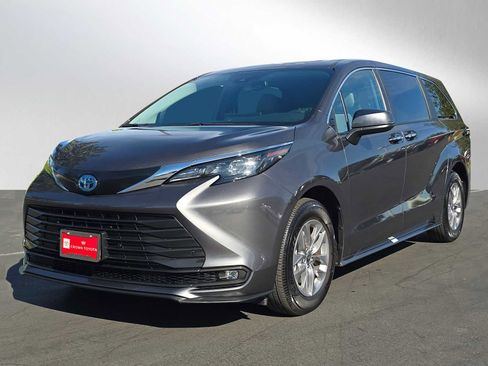 Used 2025 Toyota Sienna XLE image 7