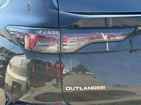 Used 2025 Mitsubishi Outlander SE FWD image 6