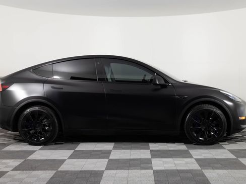 Used 2022 Tesla Model Y Long Range image 9