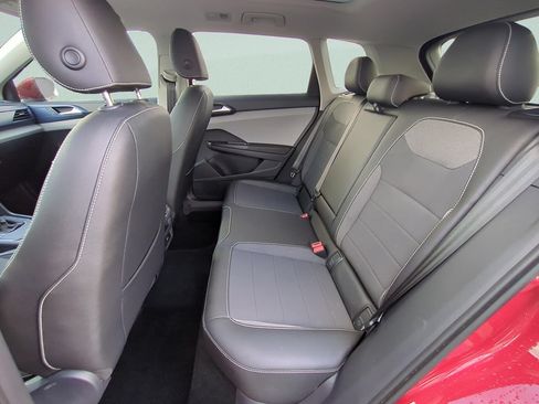 Used 2023 Volkswagen Taos SE w/ Panoramic Sunroof Package FWD image 10