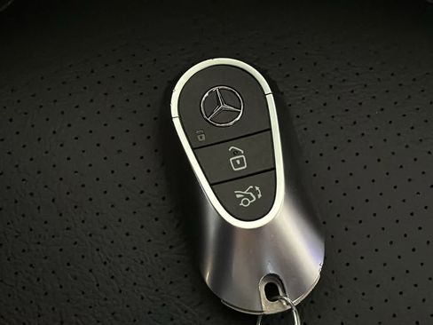 Used 2025 Mercedes-Benz GLC 300 4MATIC image 36