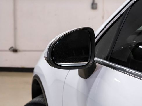 Used 2014 Volkswagen Touareg Sport image 38