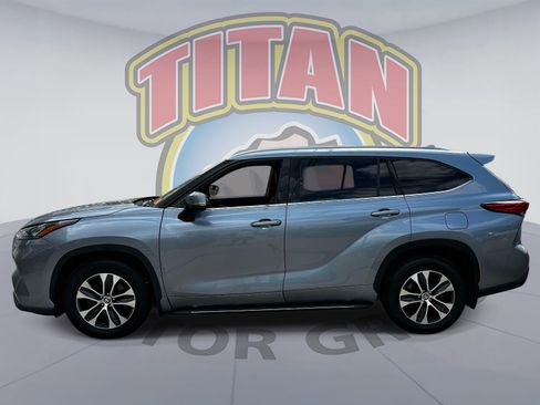 Used 2020 Toyota Highlander XLE AWD/4WD image 3