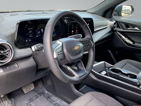 Used 2025 Chevrolet Equinox LT FWD image 14