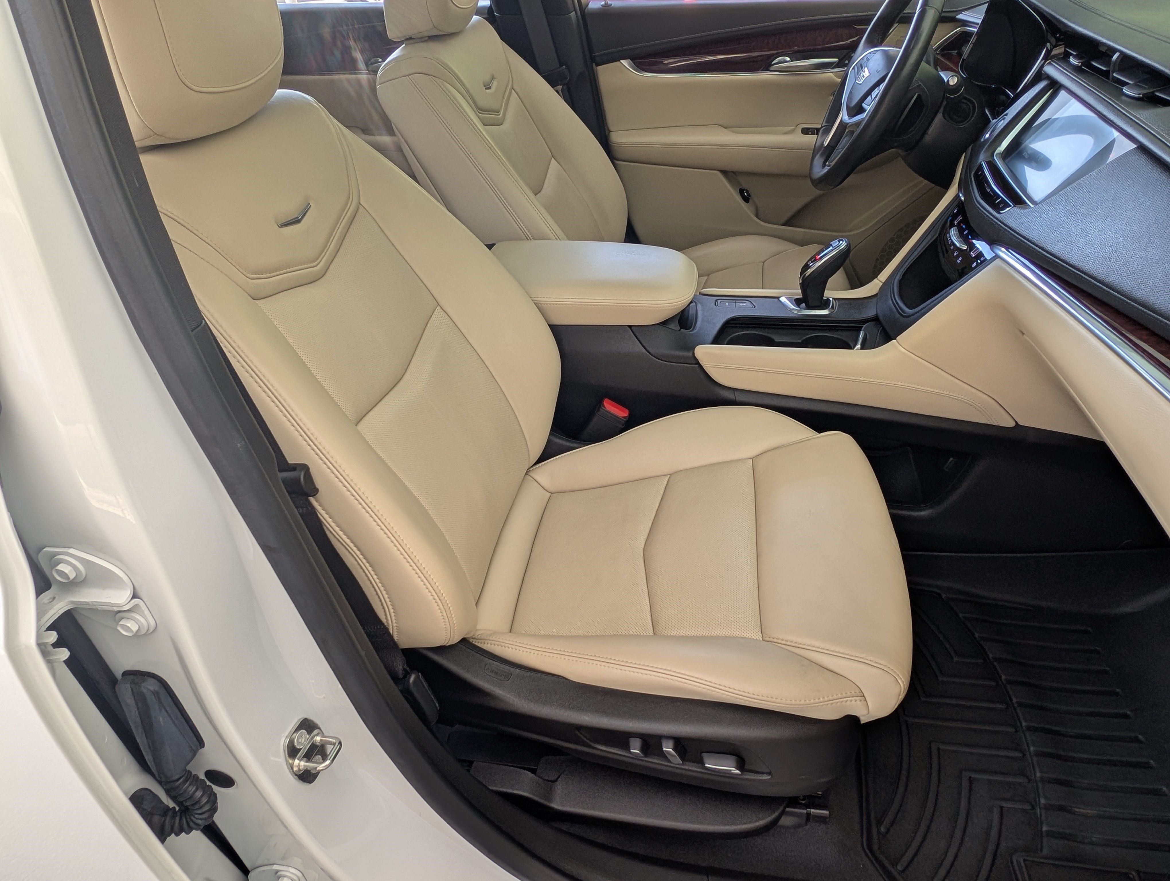 Used 2018 Cadillac XT5 Premium Luxury w/ LPO, Wheel Lock Package FWD image 21