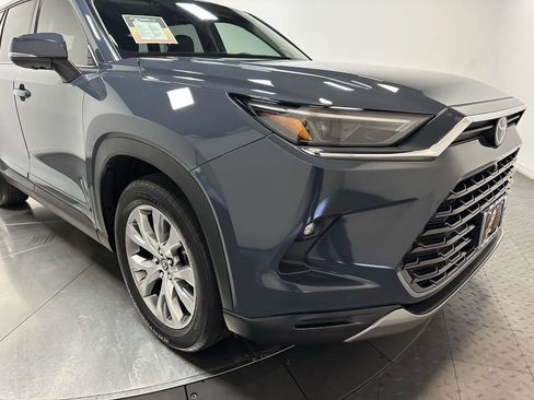 Used 2025 Toyota Grand Highlander AWD image 3