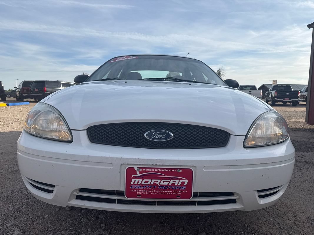 Used 2005 Ford Taurus SE FWD image 2