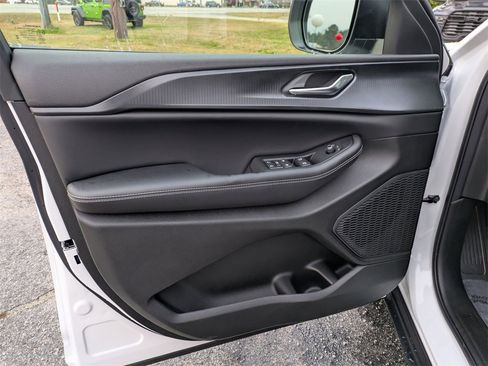 New 2025 Jeep Grand Cherokee Laredo image 12