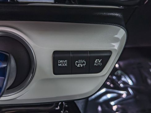 Used 2017 Toyota Prius Prime Premium image 32