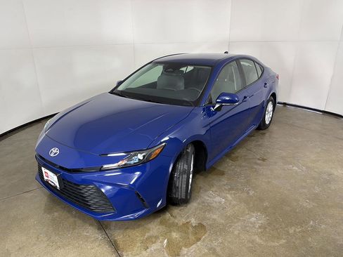Used 2025 Toyota Camry LE image 16