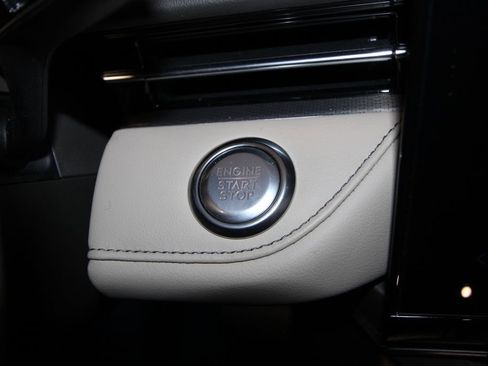 Used 2025 Lincoln Nautilus Premier image 13