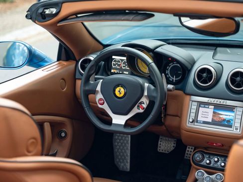 Used 2010 Ferrari California RWD image 13