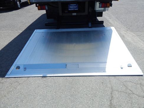 Used 2021 Isuzu NPR image 9