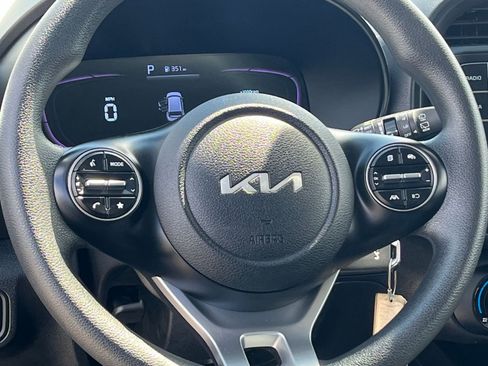 Used 2025 Kia Soul LX w/ LX Technology Package FWD image 28