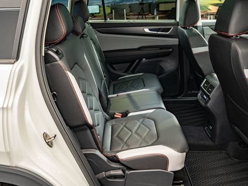 Used 2025 Volkswagen Atlas Peak Edition SE AWD/4WD image 47