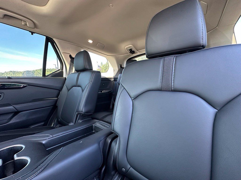 Used 2025 Honda Pilot Touring image 18