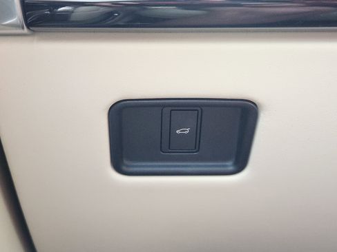 Certified 2025 Land Rover Range Rover SE image 22