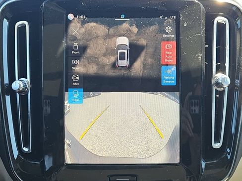 Used 2023 Volvo XC40 B5 Plus w/ Protection Package Premier AWD/4WD image 9