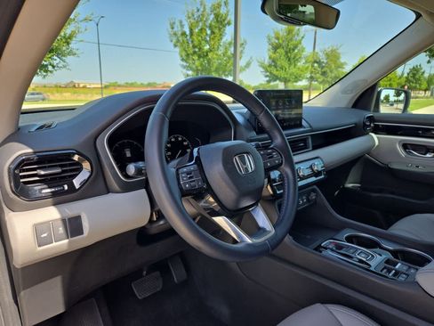 Used 2023 Honda Pilot Touring image 2