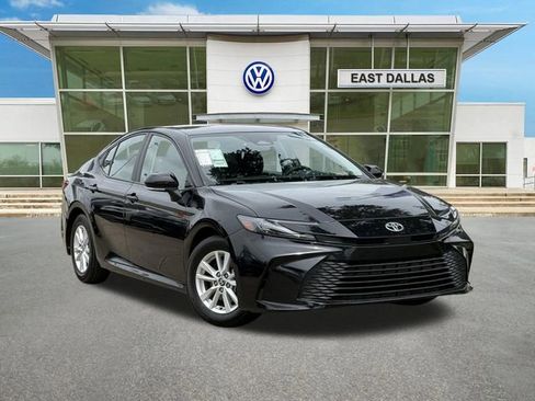 Used 2025 Toyota Camry SE FWD image 1
