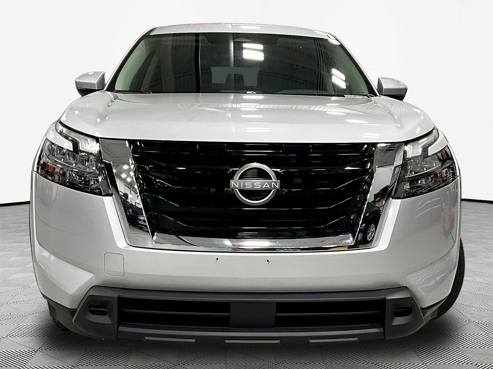 Used 2025 Nissan Pathfinder SV AWD/4WD image 2