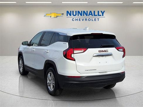 Used 2024 GMC Terrain SLE image 3