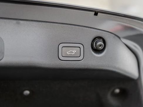 Used 2018 Jaguar XJ R-Sport image 12