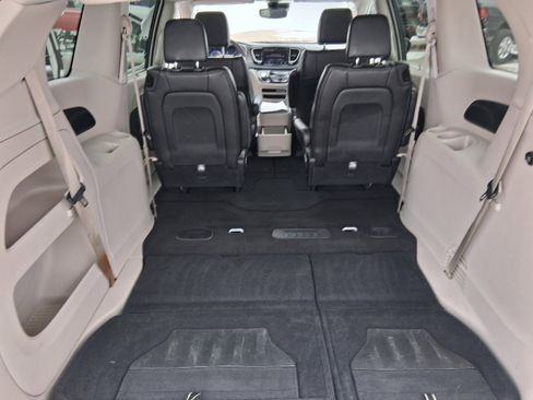 Used 2023 Chrysler Pacifica Touring-L image 17