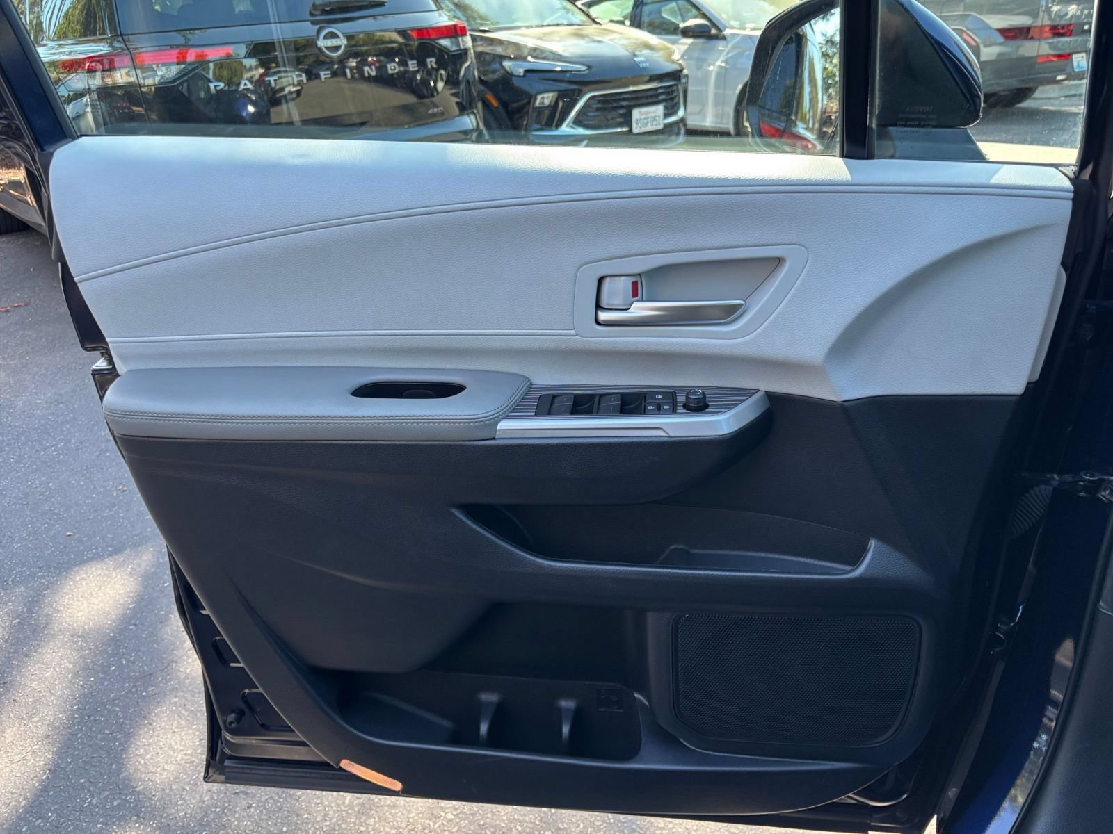 Used 2025 Toyota Sienna XLE FWD image 18