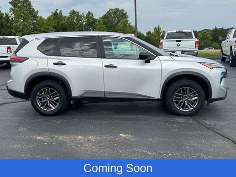 Used 2024 Nissan Rogue S FWD image 2