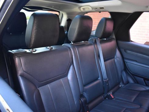 Used 2017 Land Rover Discovery HSE AWD/4WD image 21