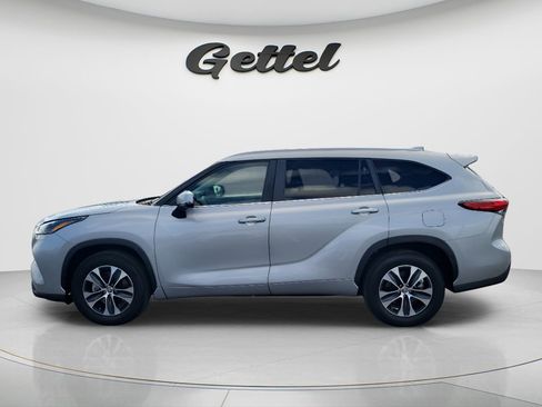 Used 2023 Toyota Highlander XLE FWD image 12