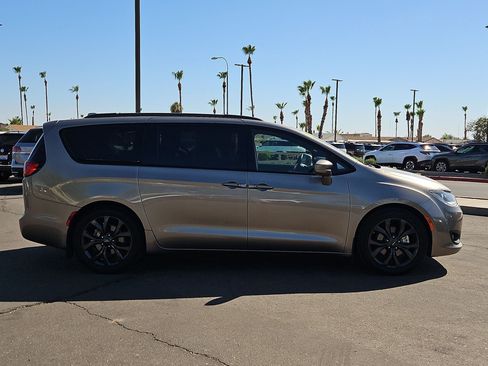 Used 2018 Chrysler Pacifica Touring-L FWD image 4