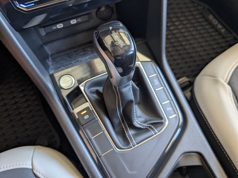 Used 2025 Volkswagen Taos SE w/ Panoramic Sunroof Package FWD image 31