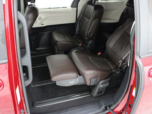 Used 2024 Toyota Sienna Platinum FWD image 31