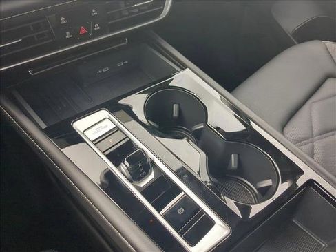 Used 2025 Volkswagen Atlas SE image 12