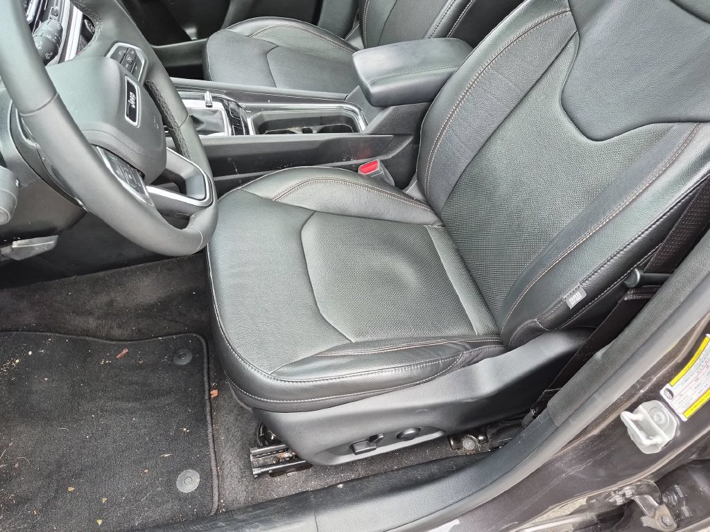 Used 2023 Jeep Compass Latitude w/ Sun and Sound Group AWD/4WD image 18