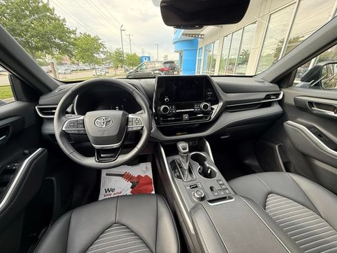Used 2025 Toyota Highlander XSE AWD/4WD image 7