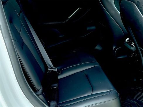 Used 2022 Tesla Model Y Long Range image 36