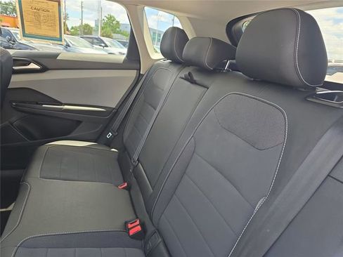 Used 2023 Volkswagen Taos SE w/ Panoramic Sunroof Package FWD image 11