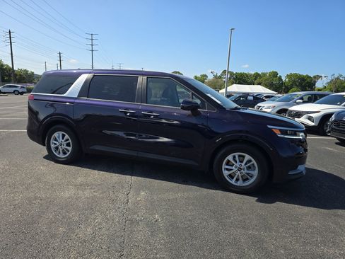 Used 2024 Kia Carnival LX FWD image 2