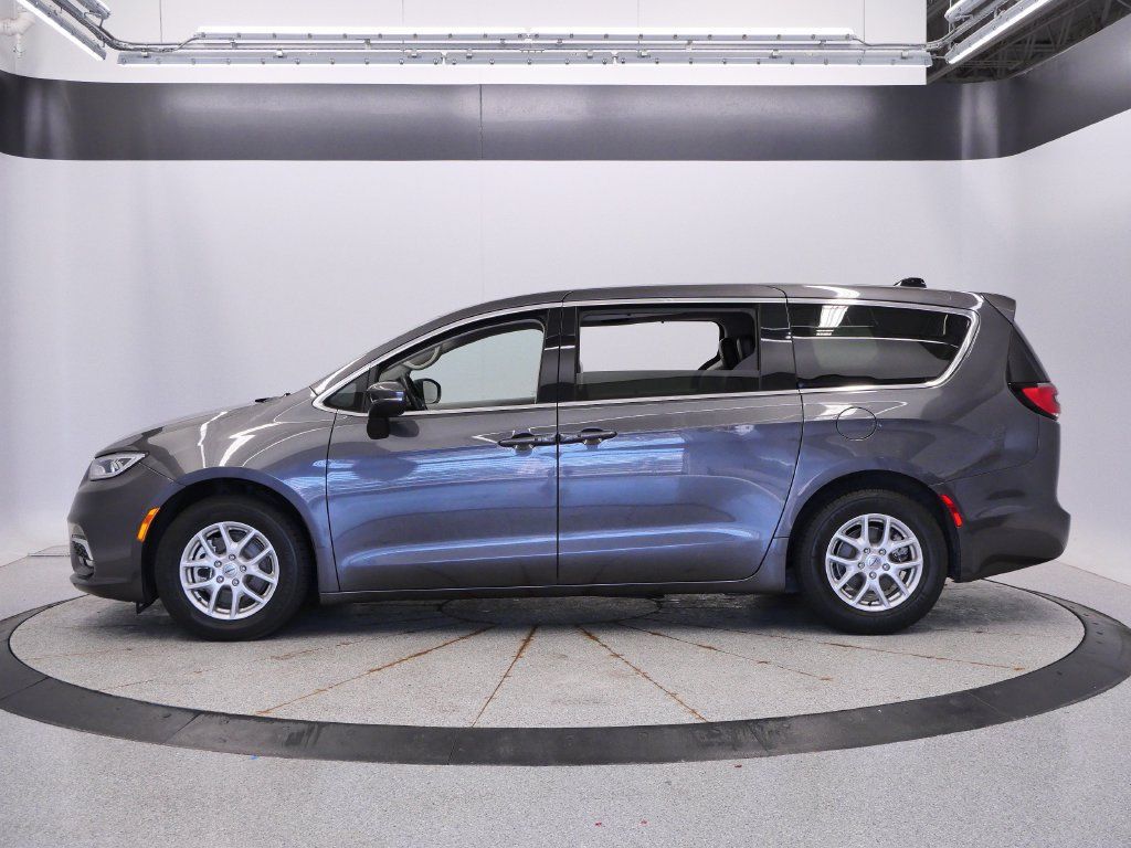 Certified 2023 Chrysler Pacifica Touring-L FWD image 2