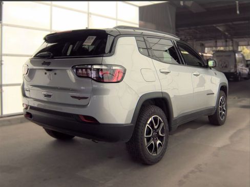 Used 2025 Jeep Compass Trailhawk AWD/4WD image 4