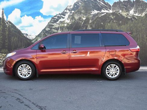 Used 2017 Toyota Sienna XLE Premium FWD image 7