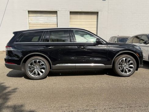 New 2026 Lincoln Aviator AWD image 2
