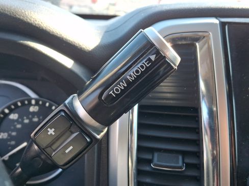 Used 2021 Nissan Titan SV w/ SV Convenience Package image 14